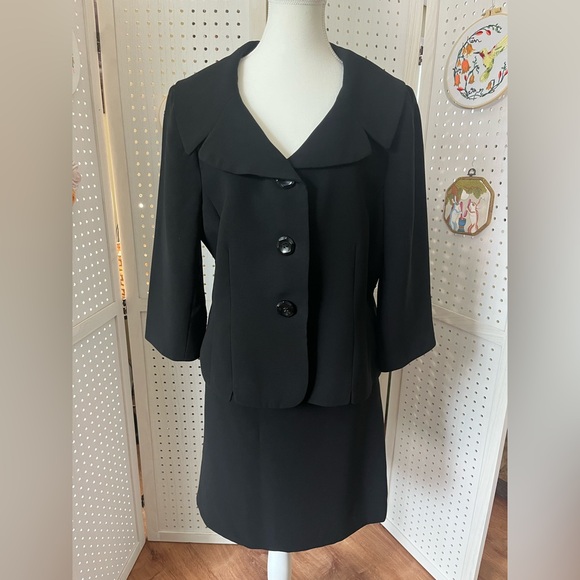 2 Piece Tahari Arthur S Levine Skirtsuit Size 16. Black. - threedaughtersproperties.com 2 Piece Tahari Arthur S Levine Skirtsuit Size 16. Black. - threedaughtersproperties.com